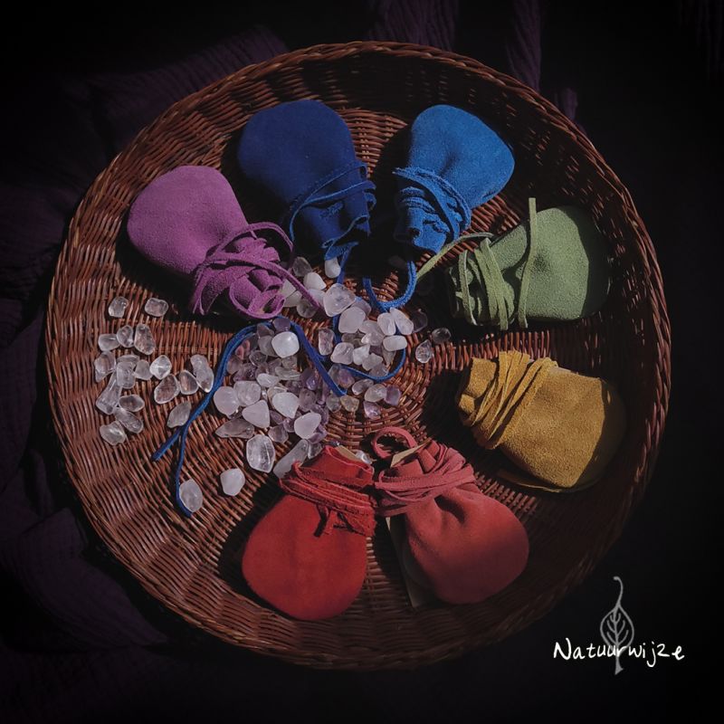 Gouden Driehoek - suède zakje met mineraal steentjes